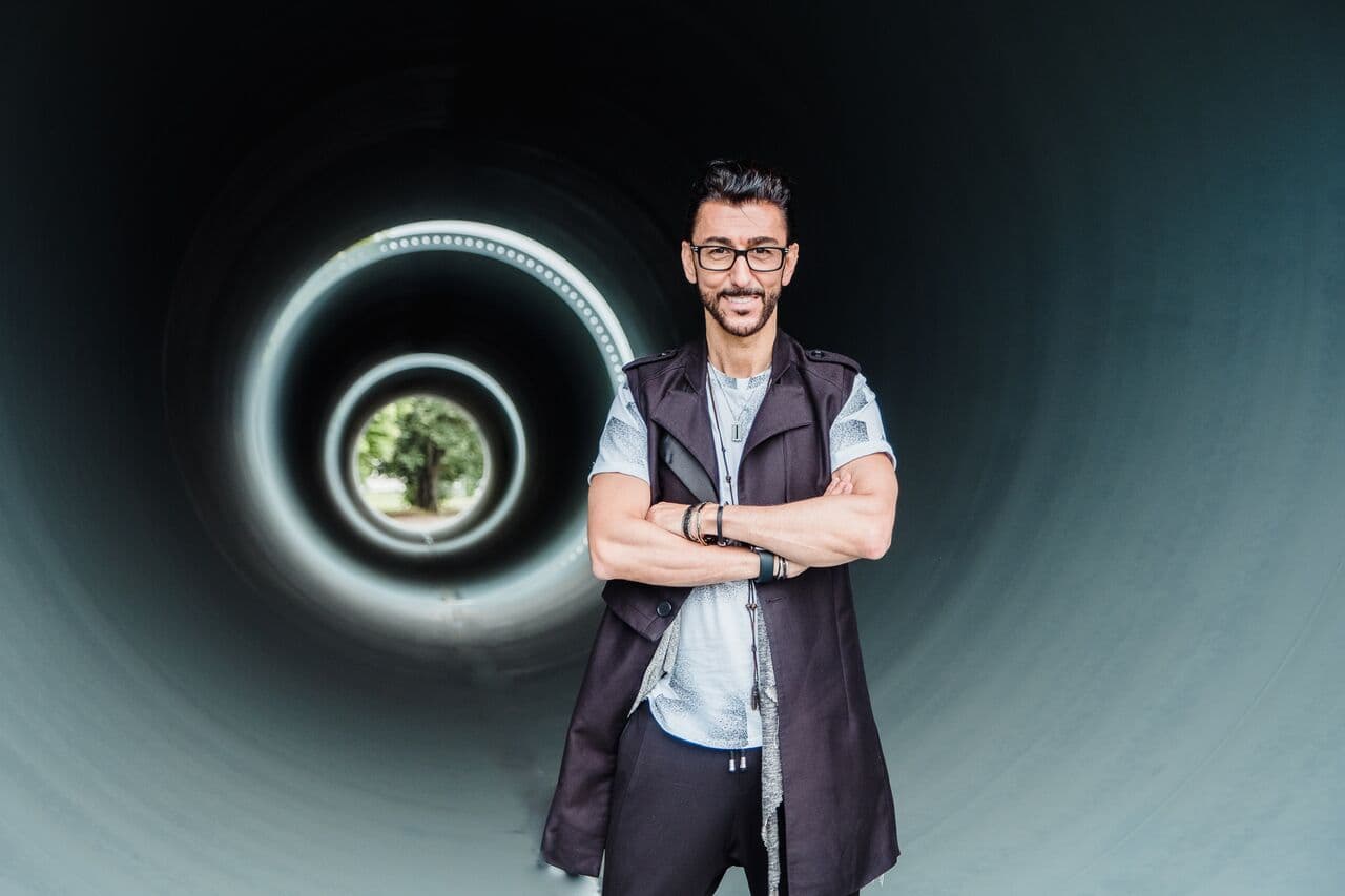 يقف Bibop Gresta داخل هيكل اختبار Hyperloop دائري
