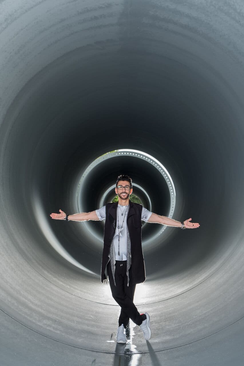 Bibop Gresta 在 Hyperloop 测试结构中的肖像